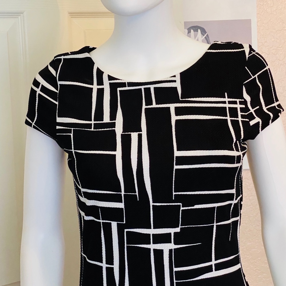 black and white body shape dress - Picture 4 of 10